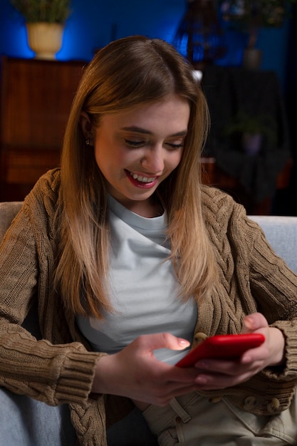 Mujer disfrutando de la noche de cine