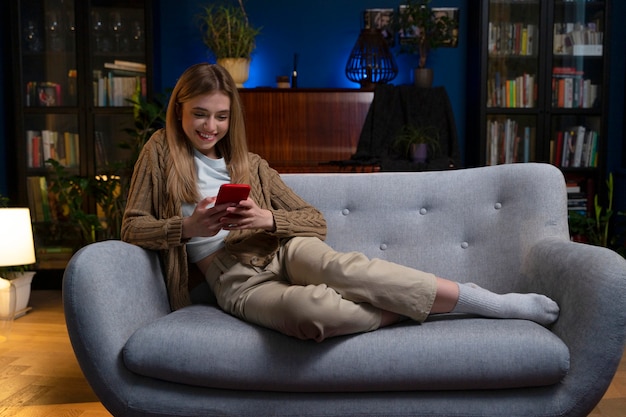 Mujer disfrutando de la noche de cine