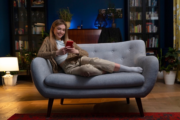 Mujer disfrutando de la noche de cine