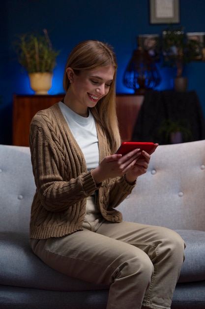 Mujer disfrutando de la noche de cine