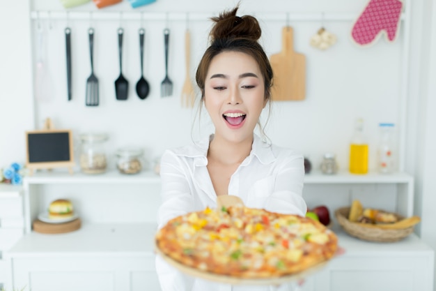 mujer disfrutando de pizza