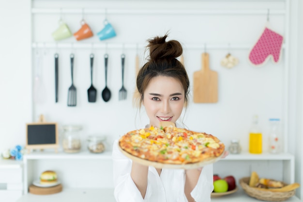 mujer disfrutando de pizza