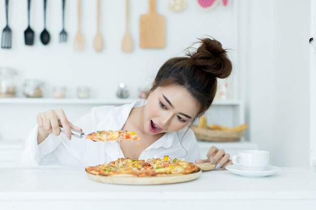 mujer disfrutando de pizza