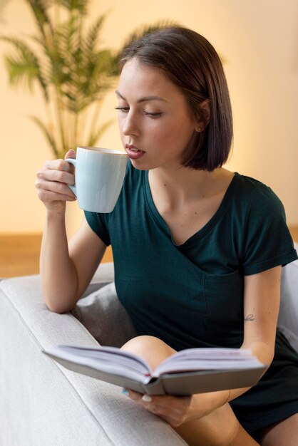 Mujer disfrutando de los placeres de la vida diaria en casa