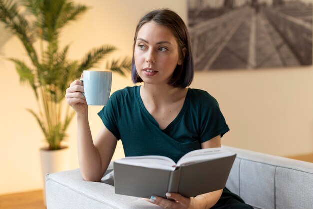 Mujer disfrutando de los placeres de la vida diaria en casa