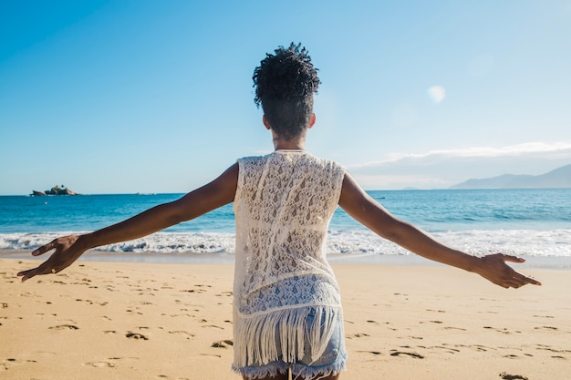 Mujer disfrutando de la playa