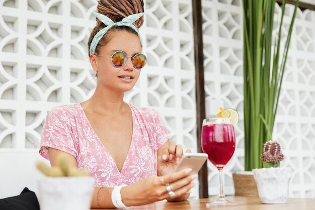 Mujer disfrutando de postre y bebida en la cafetería