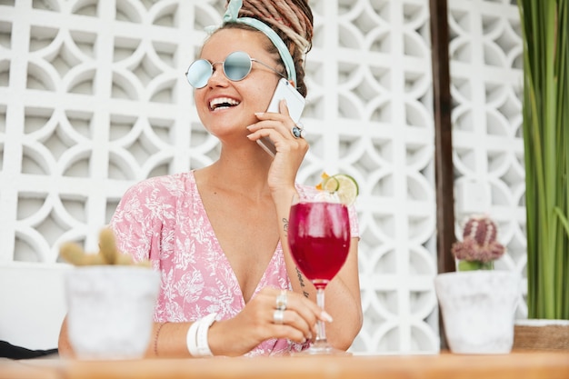 Mujer disfrutando de postre y bebida en la cafetería