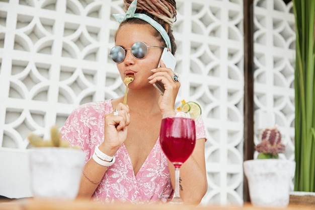 Mujer disfrutando de postre y bebida en la cafetería