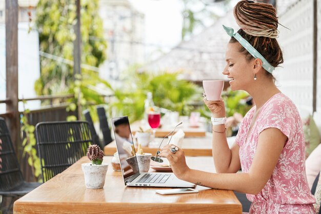 Mujer disfrutando de postre y bebida en la cafetería