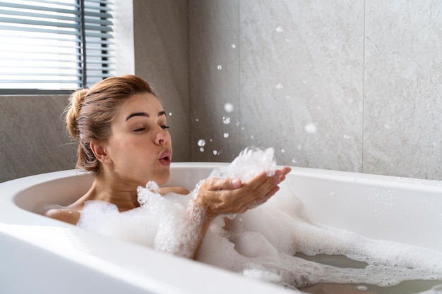 Mujer disfrutando de un relajante baño de burbujas