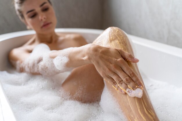 Mujer disfrutando de un relajante baño de burbujas