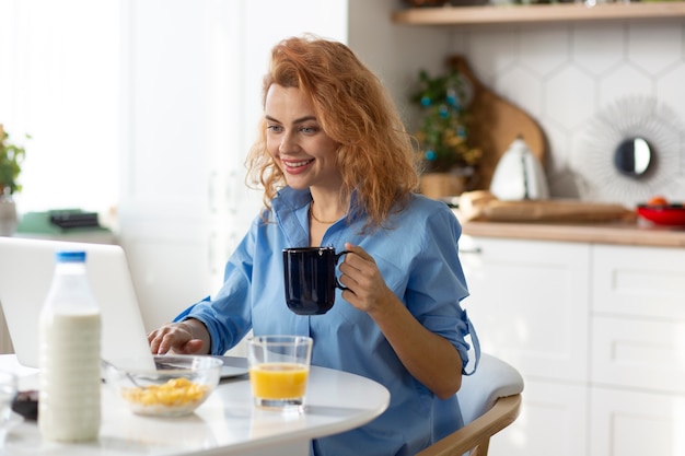 Mujer disfrutando su café en casa