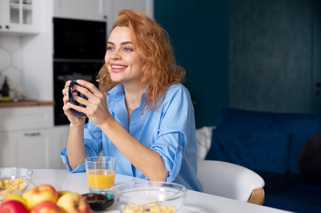 Mujer disfrutando su café en casa