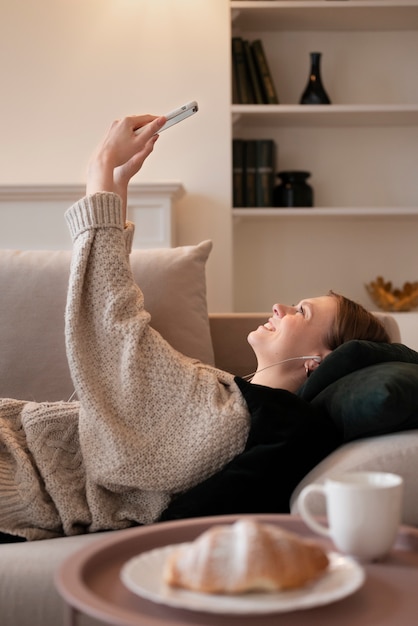 Mujer disfrutando de su cita virtual