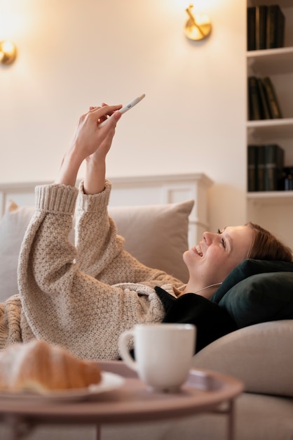 Foto gratuita mujer disfrutando de su cita virtual