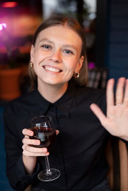 Mujer disfrutando de su cita virtual