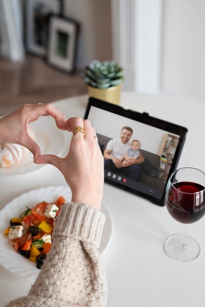 Mujer disfrutando de su cita virtual