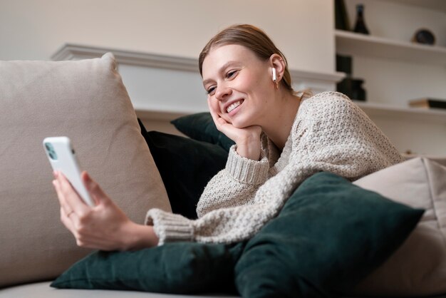 Foto gratuita mujer disfrutando de su cita virtual