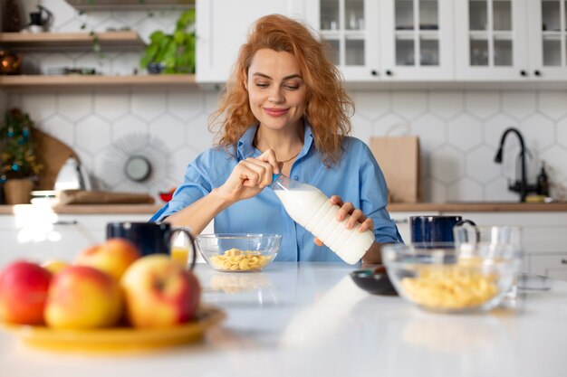 Mujer disfrutando de su desayuno