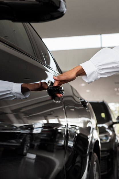 Mujer disfrutando de su independencia financiera mientras compra un coche