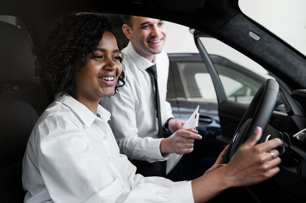 Mujer disfrutando de su independencia financiera mientras compra un coche