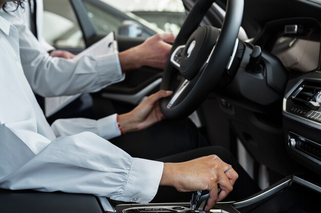 Mujer disfrutando de su independencia financiera mientras compra un coche