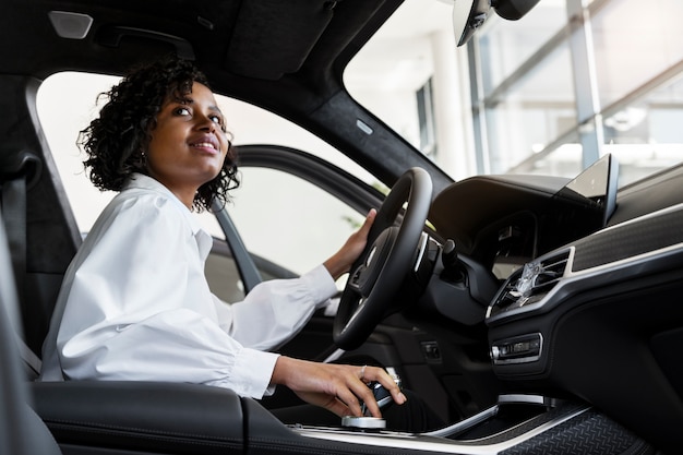 Mujer disfrutando de su independencia financiera mientras compra un coche