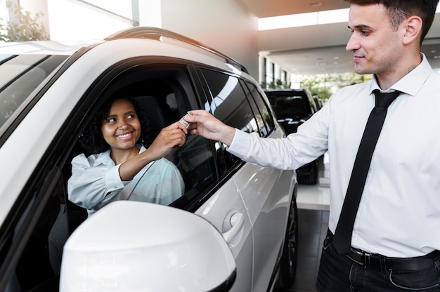 Mujer disfrutando de su independencia financiera mientras compra un coche