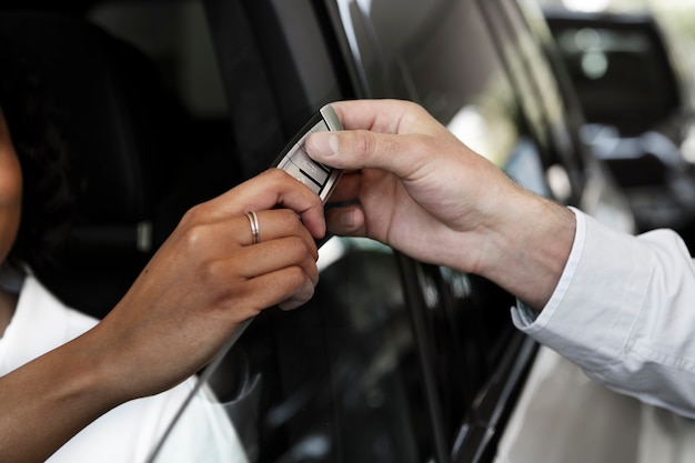 Mujer disfrutando de su independencia financiera mientras compra un coche