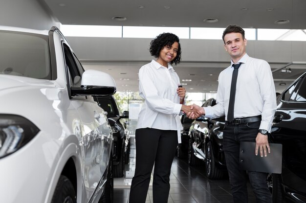 Mujer disfrutando de su independencia financiera mientras compra un coche