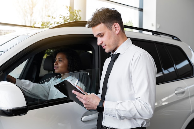 Mujer disfrutando de su independencia financiera mientras compra un coche