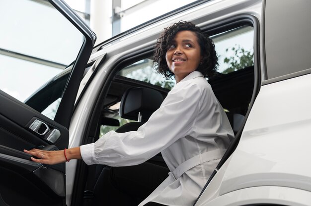 Mujer disfrutando de su independencia financiera mientras compra un coche