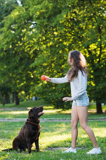 Mujer disfrutando con su perro en el jardín