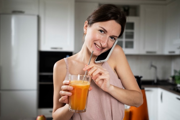 Mujer disfrutando de su receta de jugo