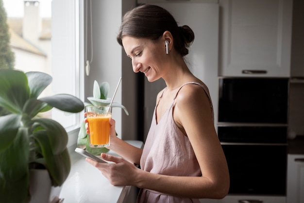 Mujer disfrutando de su receta de jugo