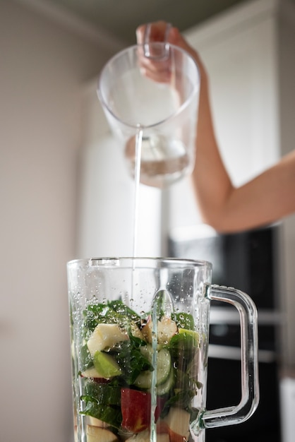 Mujer disfrutando de su receta de jugo