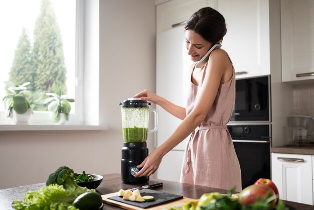 Mujer disfrutando de su receta de jugo