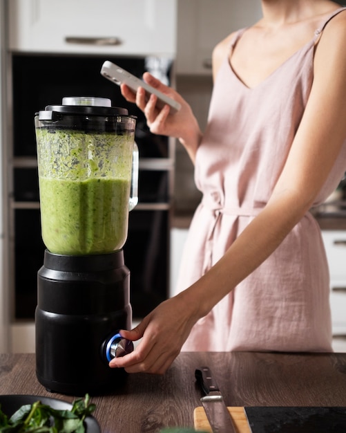 Mujer disfrutando de su receta de jugo