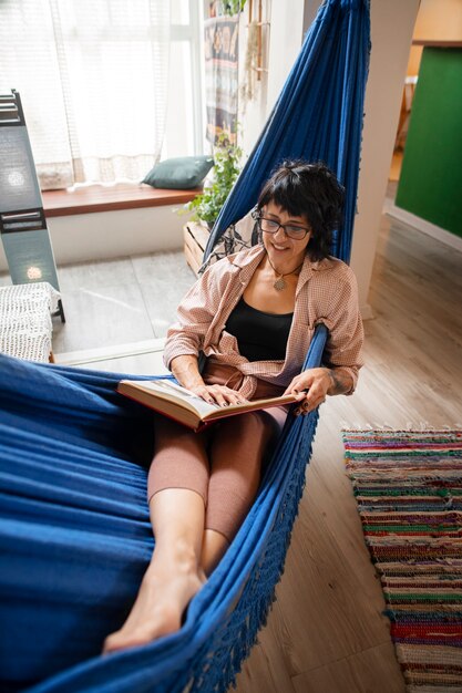 Mujer disfrutando de su ritual de relajación