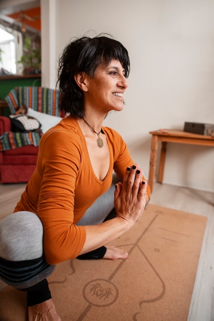 Foto gratuita mujer disfrutando de su ritual de relajación