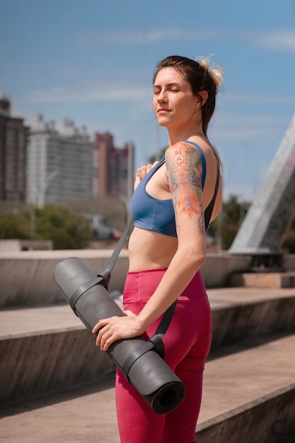 Mujer disfrutando de su ritual de relajación