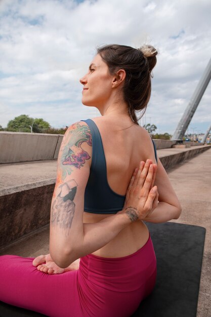 Mujer disfrutando de su ritual de relajación