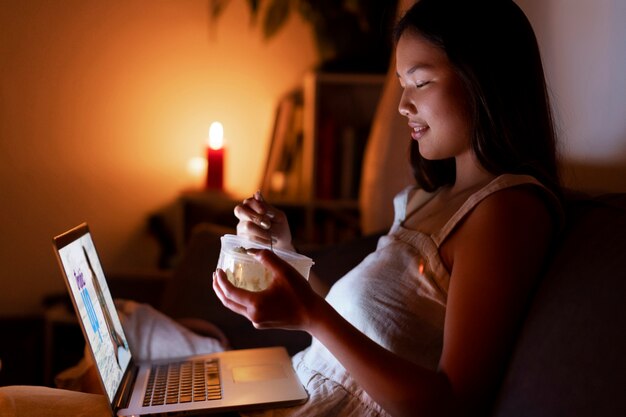 Mujer disfrutando de su tiempo frente a su computadora portátil