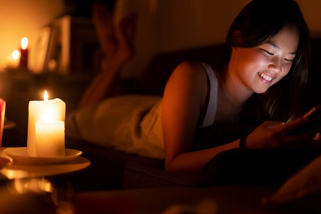 Mujer disfrutando de su tiempo a la luz de las velas