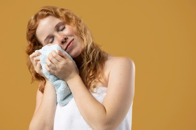 Mujer disfrutando de la suavidad de una toalla