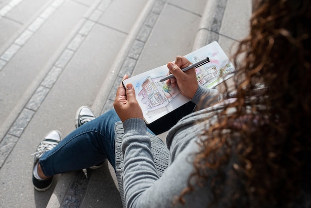 Foto gratuita mujer disfrutando de sus pasatiempos exteriores