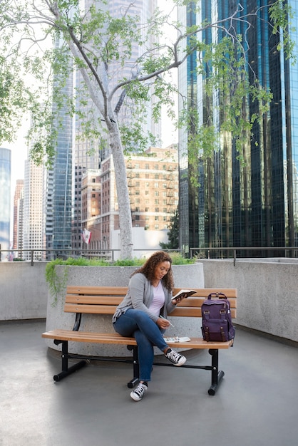 Mujer disfrutando de sus pasatiempos exteriores