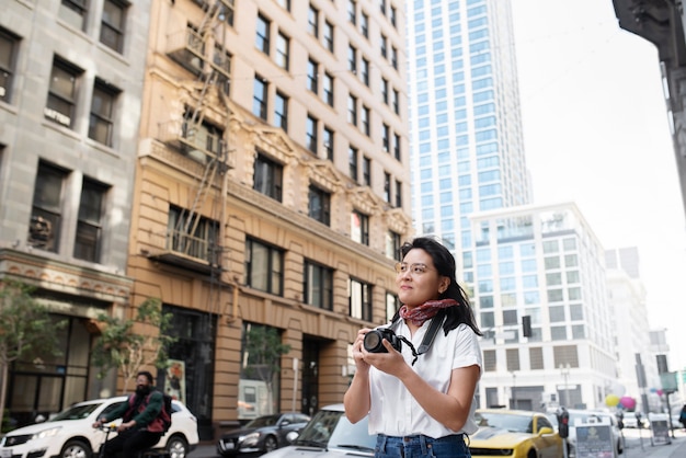 Mujer disfrutando de sus pasatiempos exteriores