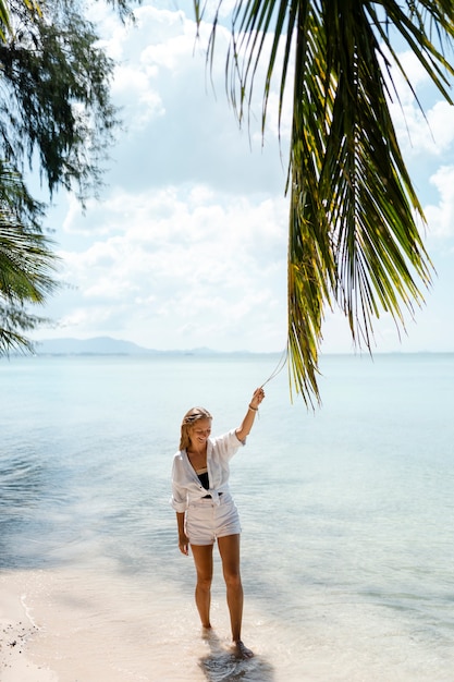 Foto gratuita mujer disfrutando de sus soleadas vacaciones